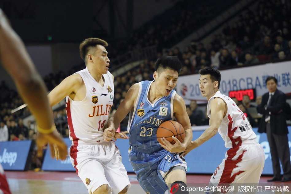 吉林东北虎主场发威,掀翻北京首钢终结连败 韦弗在防守球员的严防死守下依然稳稳命中投篮,他出手后的手指依然指向篮筐,眼神中充满了杀手的自信与冷酷。
