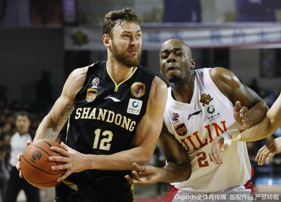 丁彦雨航如一把出鞘的利刃，在吉林队的外线防守球员面前虚晃一枪，随即旱地拔葱般干拔而起，篮球在空中划出一道美丽的彩虹，直穿网心，留下防守者呆立原地。