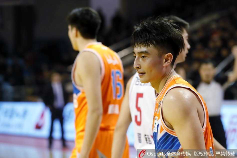 吉林东北虎主场激战上海大鲨鱼,四节苦寒假球衣憾负 吉林外援持球强行突破,上海队两名防守球员形成合围,场上火花四溅