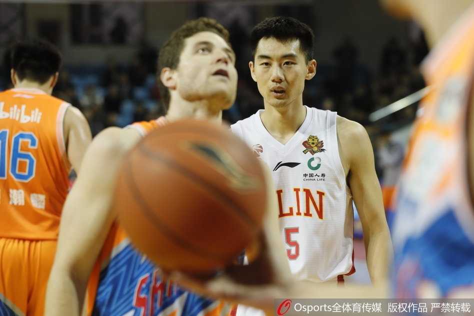 吉林东北虎主场激战上海大鲨鱼,四节苦寒假球衣憾负 上海队外援弗雷戴特面对贴身防守,后仰跳投出手,篮球划出美妙弧线