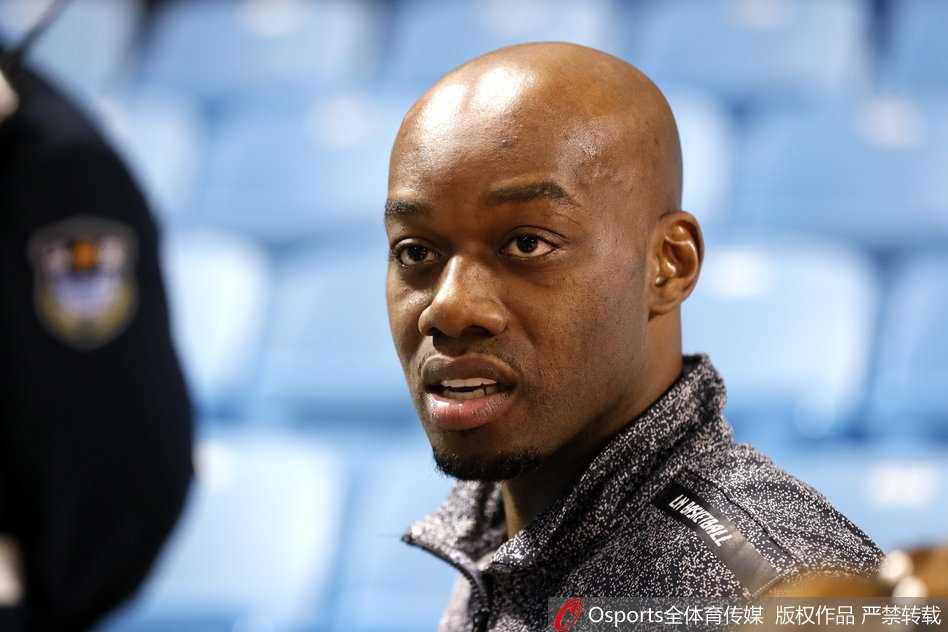 吉林东北虎主场首胜 赛前热身严阵以待 在灯光明亮的球馆内,吉林队球员眼神专注,正在进行赛前的运球训练,篮球在地板上撞击出规律的节奏,为大战奏响序曲。