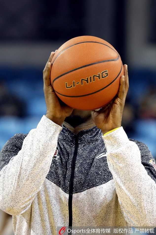 吉林东北虎主场首胜 赛前热身严阵以待 外援兰德里在篮下卡位要球,身旁的队友李安正为他拉开空间,两人默契十足,这是属于东北虎内线双塔的无声交流。