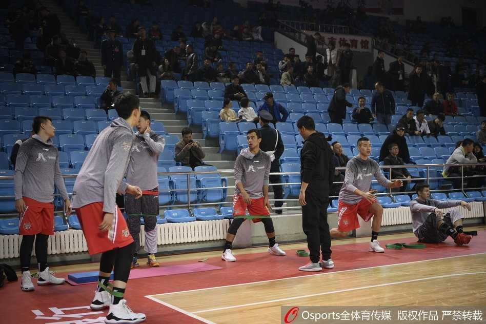 吉林东北虎主场首胜 赛前热身严阵以待 兰德里面带微笑,正在进行拉伸放松,轻松的神态下隐藏着强大的求胜欲,他在这场比赛中砍下了20分12篮板的完美数据。