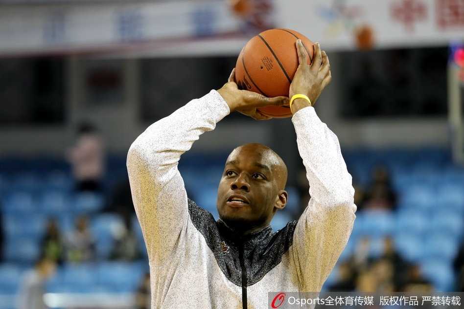 吉林东北虎主场首胜 赛前热身严阵以待 赛前热身环节,吉林球员正在进行折返跑练习,脸上挂着的汗珠和坚毅的眼神,诉说着他们为了这场比赛早已做足了体能储备。