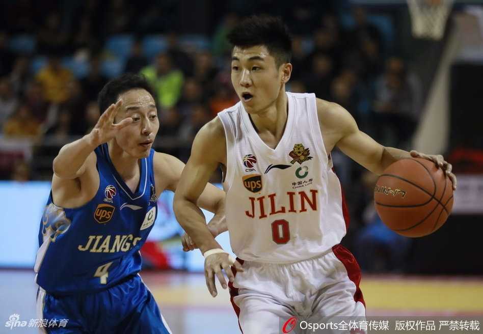 吉林主场失守江苏肯帝亚豪取四连胜梦回苏粤争霸时代 获胜后的江苏肯帝亚球员们围成一圈,拳头紧握,怒吼声响彻客场,这一刻他们仿佛夺得了总冠军般兴奋。