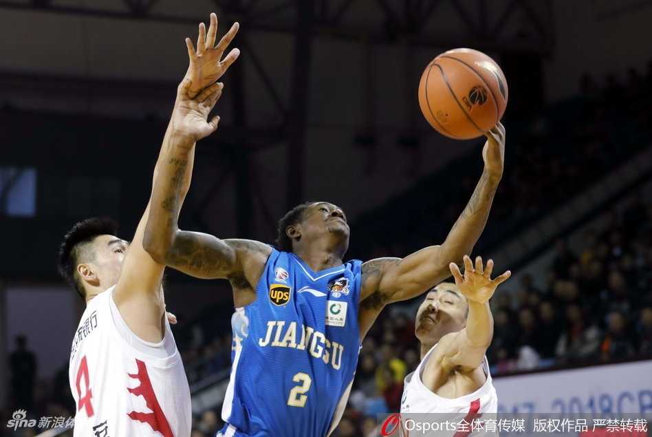吉林主场失守江苏肯帝亚豪取四连胜梦回苏粤争霸时代 吉林队外援卡尔·兰德里遭遇江苏双人包夹,肌肉碰撞的火花仿佛要溢出屏幕,展现着内线搏杀的惨烈。