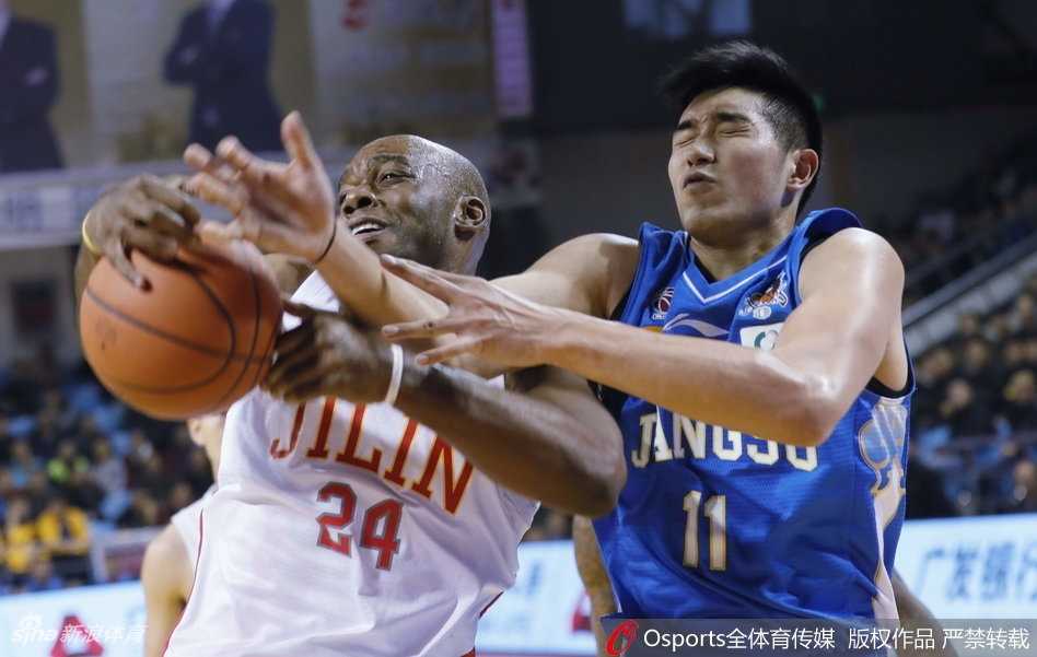 吉林主场失守江苏肯帝亚豪取四连胜梦回苏粤争霸时代 江苏队长易立如一把出鞘的利剑,持球突破瞬间速度极快,对手只能望其项背,依稀可见巅峰时期的英姿。