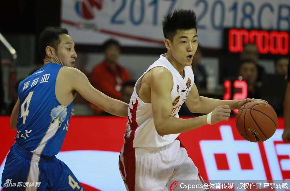 吉林主场失守江苏肯帝亚豪取四连胜梦回苏粤争霸时代 吉林队韦弗面对旧将的防守强行三分出手,皮球在空中划出一道美妙的弧线,这是他全场火热手感的一个缩影。