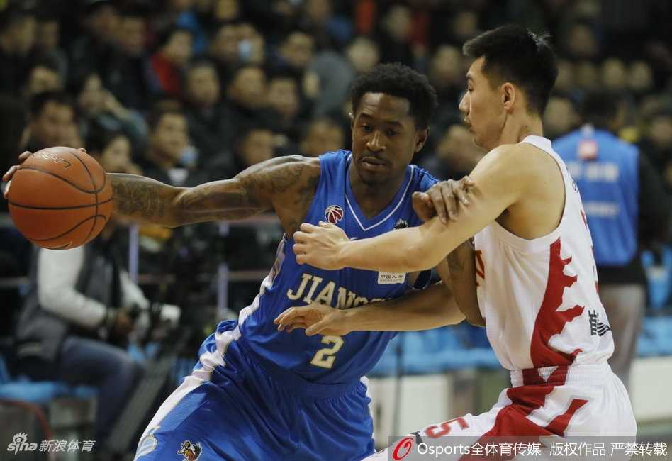 吉林主场失守江苏肯帝亚豪取四连胜梦回苏粤争霸时代 江苏肯帝亚外援马尚·布鲁克斯在吉林队严密防守下依然从容出手,眼神中透露出必胜的坚定信念。