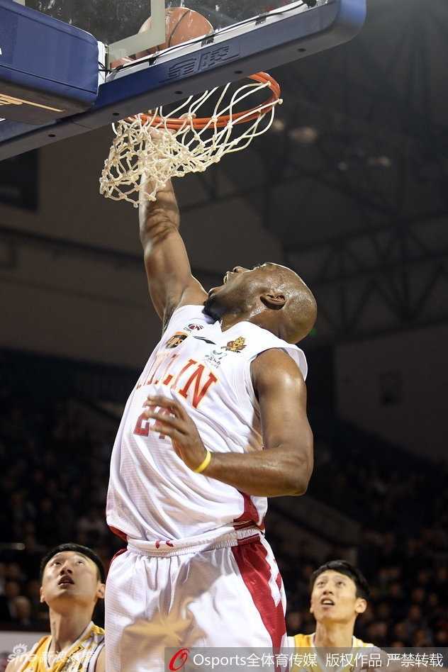 吉林主场惨败广厦,队魂爆发引领狂潮 福特森如穿花蝴蝶般突破重围,用鬼魅传球撕开吉林防线