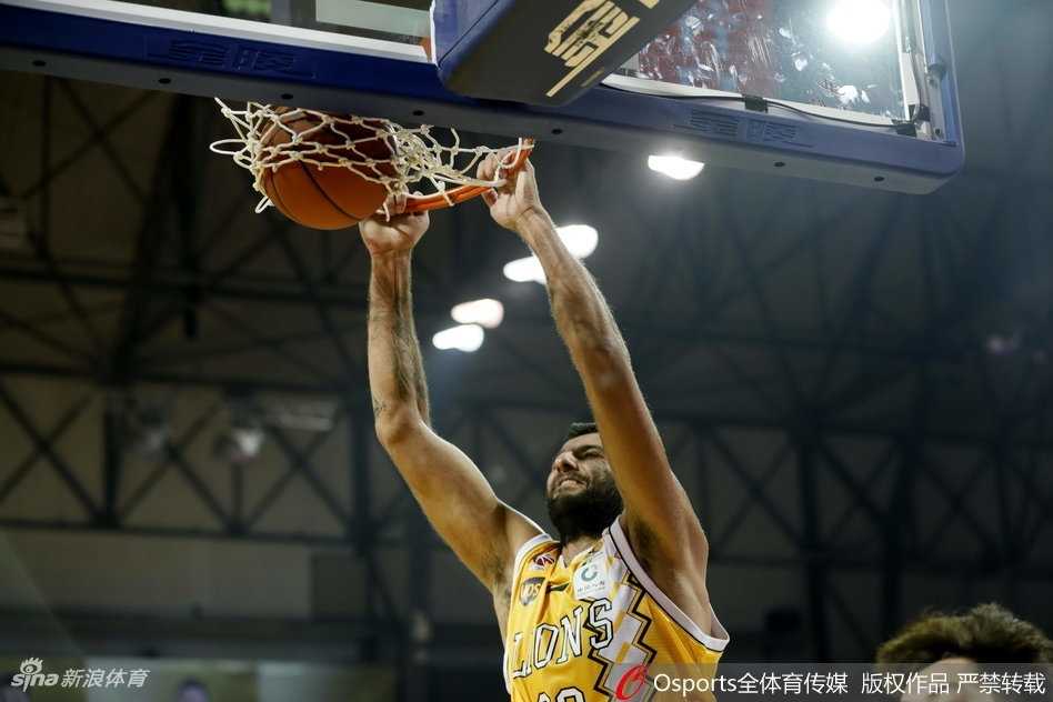 吉林主场惨败广厦,队魂爆发引领狂潮 博洛西斯内线从容转身,面对防守轻舒猿臂将球送入篮筐
