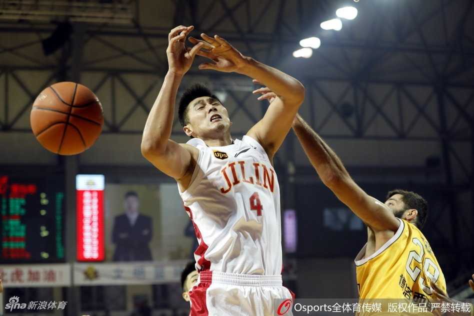 吉林主场惨败广厦,队魂爆发引领狂潮 韦弗面对防守强行干拔三分,篮球划出完美弧线直钻网心