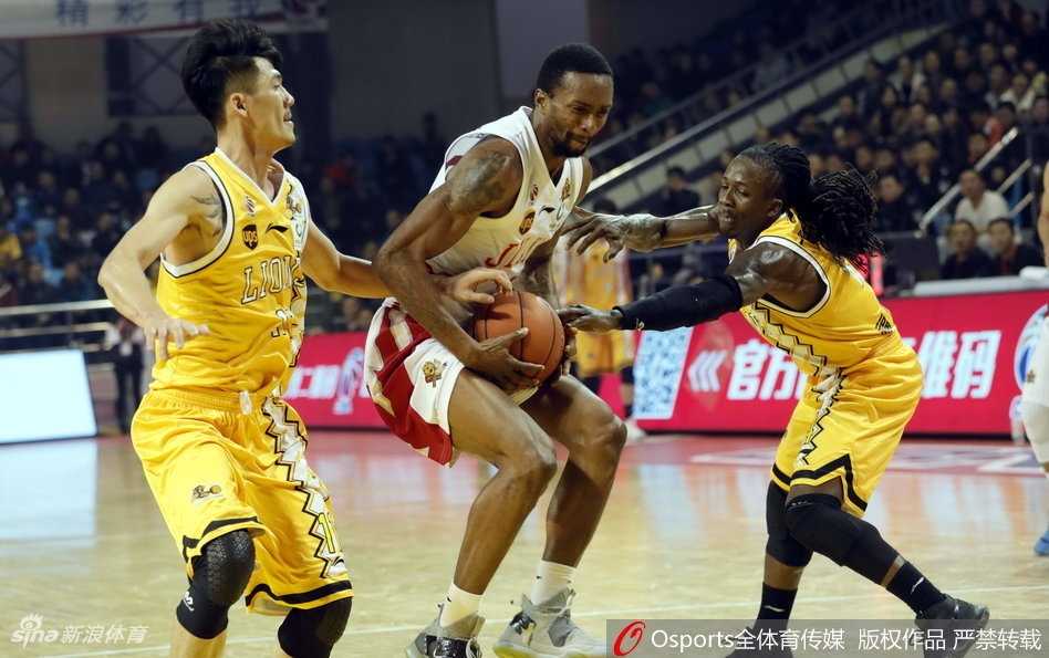 吉林主场惨败广厦,队魂爆发引领狂潮 刘铮抢断后如离弦之箭快下,轻松上篮得分一气呵成