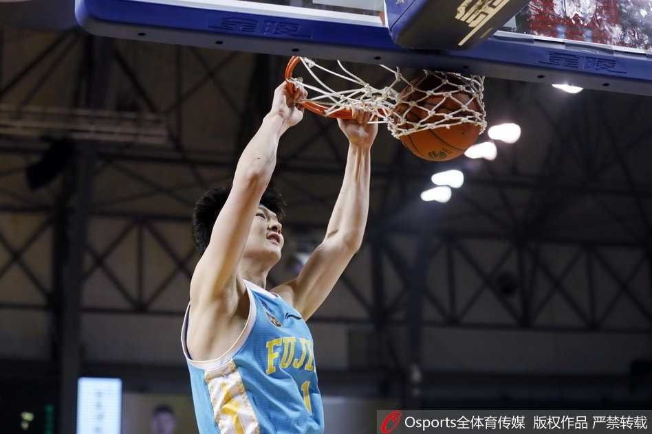 吉林主场惨败福建,王哲林内线制霸送东北虎三连败 福建外援史密斯如猎豹般撕裂防守,高高跃起在空中形成一道黑色闪电,手中的皮球即将坠入篮网。