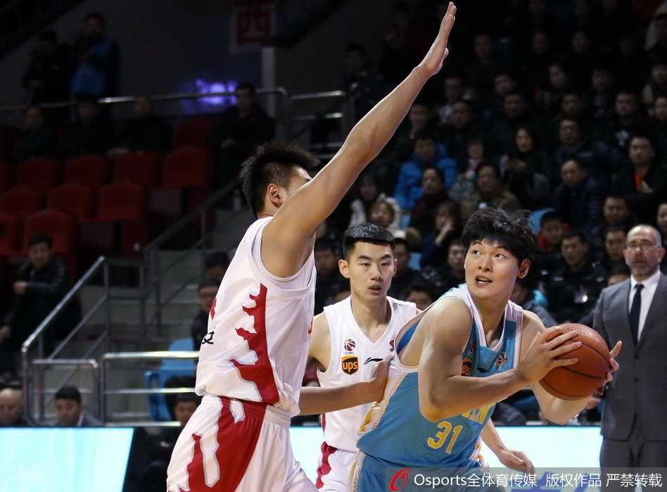 吉林主场惨败福建,王哲林内线制霸送东北虎三连败 吉林外援兰德里在万军丛中强起摘板,肌肉碰撞的激情仿佛要溢出屏幕,二次进攻得分为东北虎苦苦支撑。