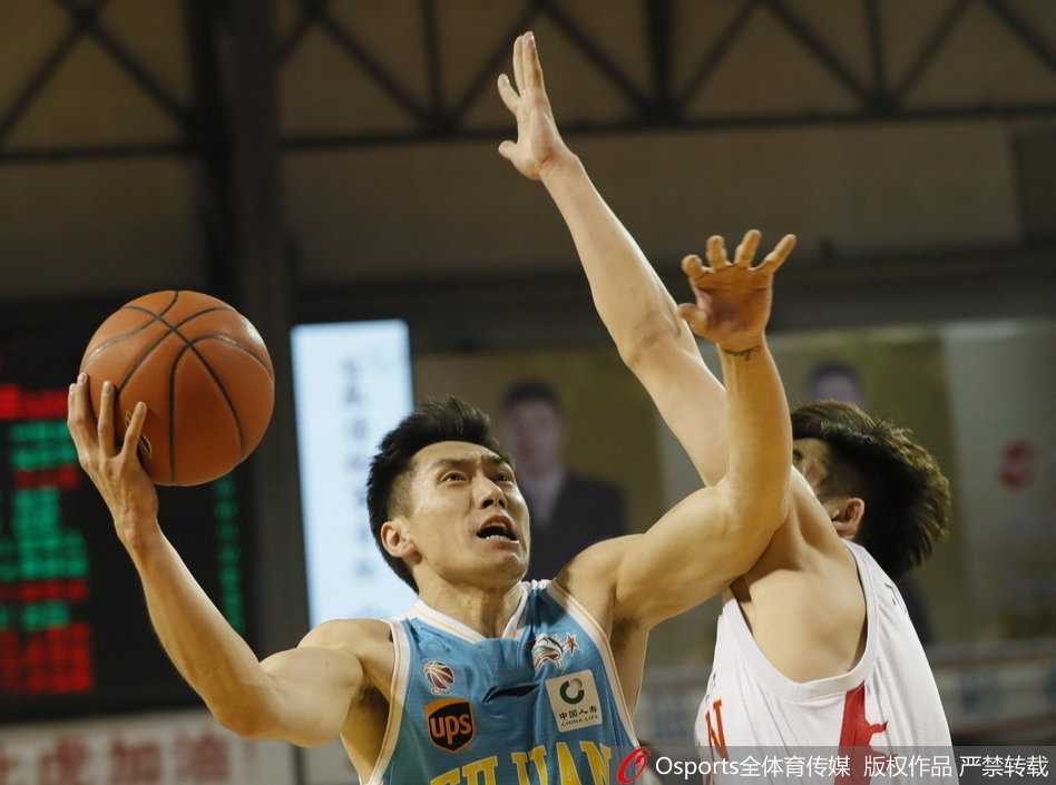 吉林主场惨败福建,王哲林内线制霸送东北虎三连败 赵泰隆持球快攻如流星划过夜空,防守球员奋力回追却鞭长莫及,整个体育馆都为这次闪电突袭屏息。