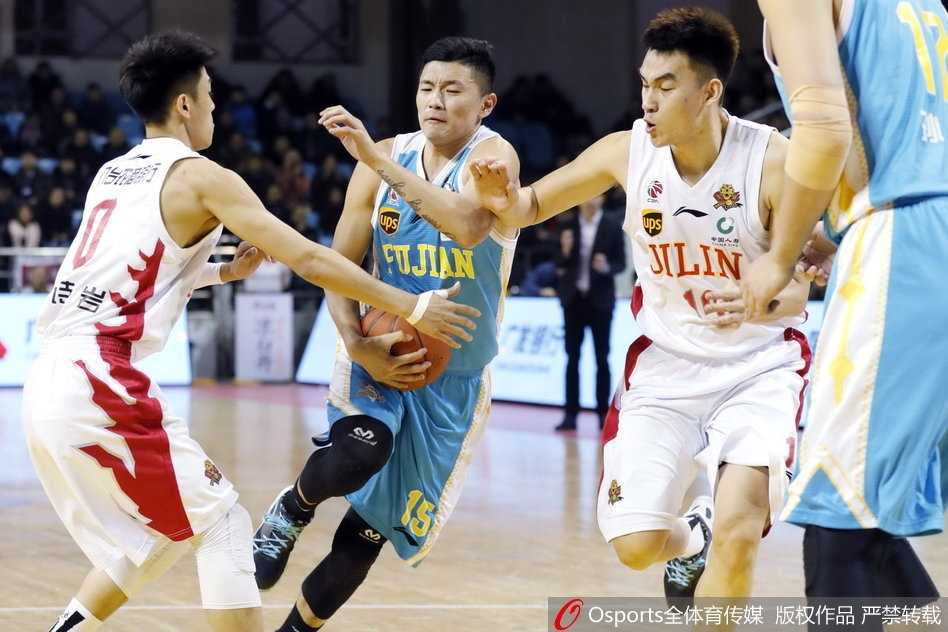 吉林主场惨败福建,王哲林内线制霸送东北虎三连败 哈里斯迎着防守强起暴扣,双臂挂筐的瞬间地动山摇,力量与美感在这一刻定格为吉林队的梦魇。