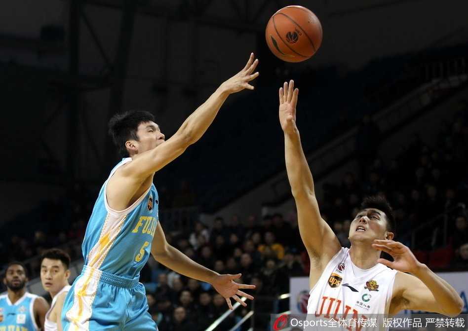 吉林主场惨败福建,王哲林内线制霸送东北虎三连败 陈林坚底角三分手起刀落,皮球在空中划出彩虹般的轨迹,精准贯穿篮心,让主场球迷瞬间鸦雀无声。
