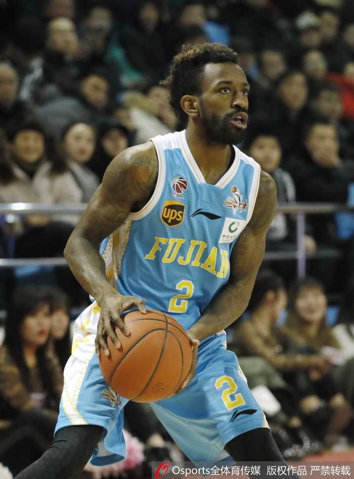 吉林主场惨败福建,王哲林内线制霸送东北虎三连败 王哲林背身单打如同巨塔般不可撼动,转身勾手的瞬间,吉林防守球员只能望球兴叹,目送皮球入筐。