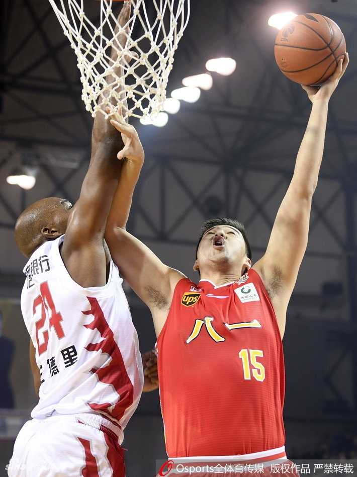吉林男篮主场力克八一,兰德里韦弗联手斩获赛季首胜 吉林队外援兰德里在比赛关键时刻,面对八一队许钟豪的封堵,高高跃起上演双手暴扣,这一球几乎杀死了比赛的悬念,瞬间引爆全场。