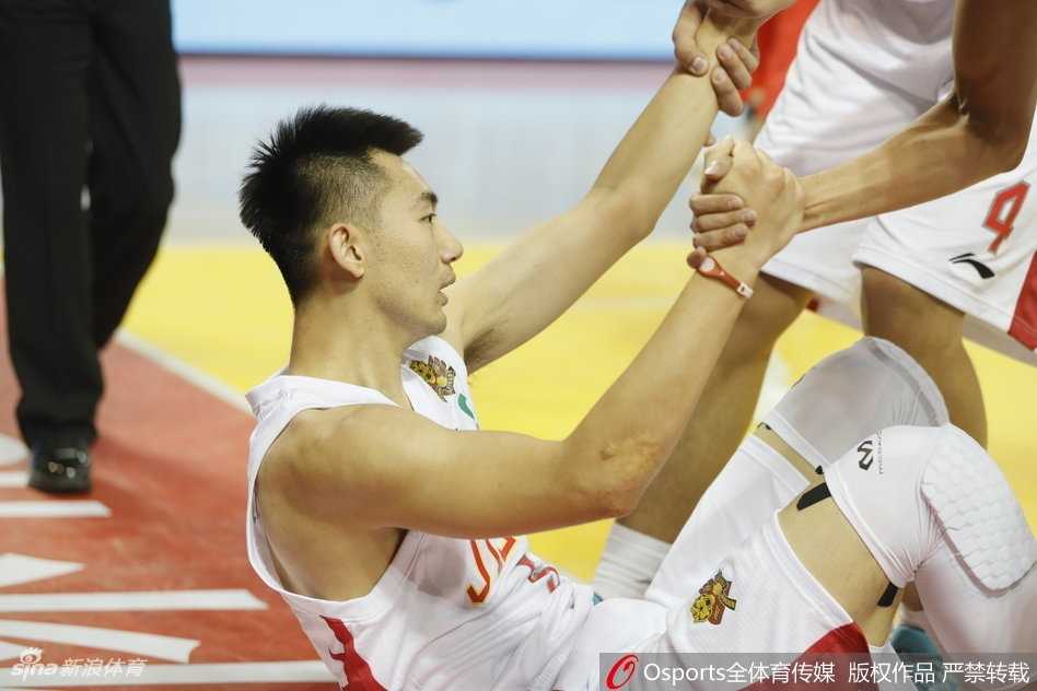 吉林男篮主场力克八一,兰德里韦弗联手斩获赛季首胜 吉林队崔晋铭在八一队两名防守球员的夹击缝隙中,如同一条游龙般跃起上篮,动作舒展而充满力量。