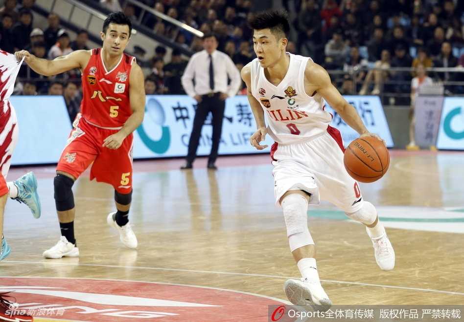 吉林男篮主场力克八一,兰德里韦弗联手斩获赛季首胜 八一队希望之星付豪面对吉林队的高诗岩,运球转身试图突破。此役他全场轰下29分,创下个人生涯新高,展现了内线新星的强大潜力。