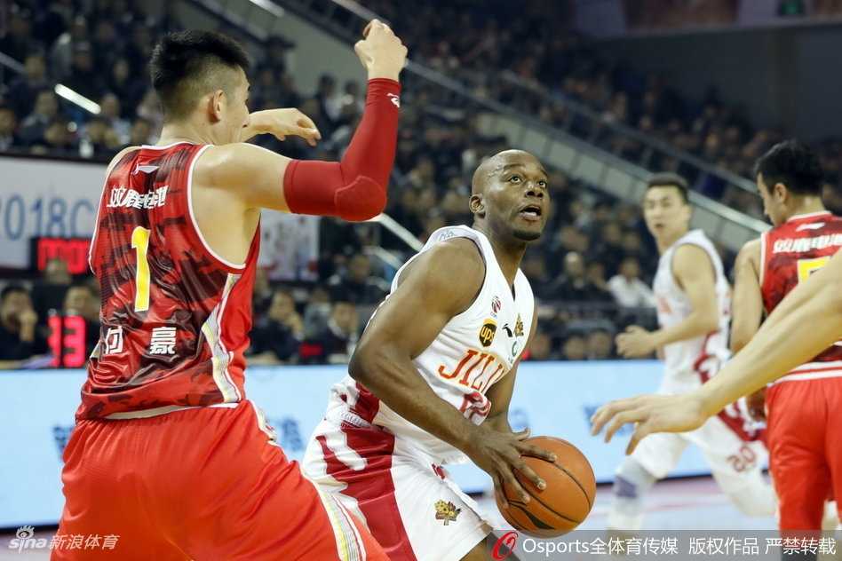 吉林男篮主场力克八一,兰德里韦弗联手斩获赛季首胜 八一队田宇翔在吉林队主场球迷震耳欲聋的助威声中,依然沉着冷静地持球突破,寻找着撕开防线的机会。