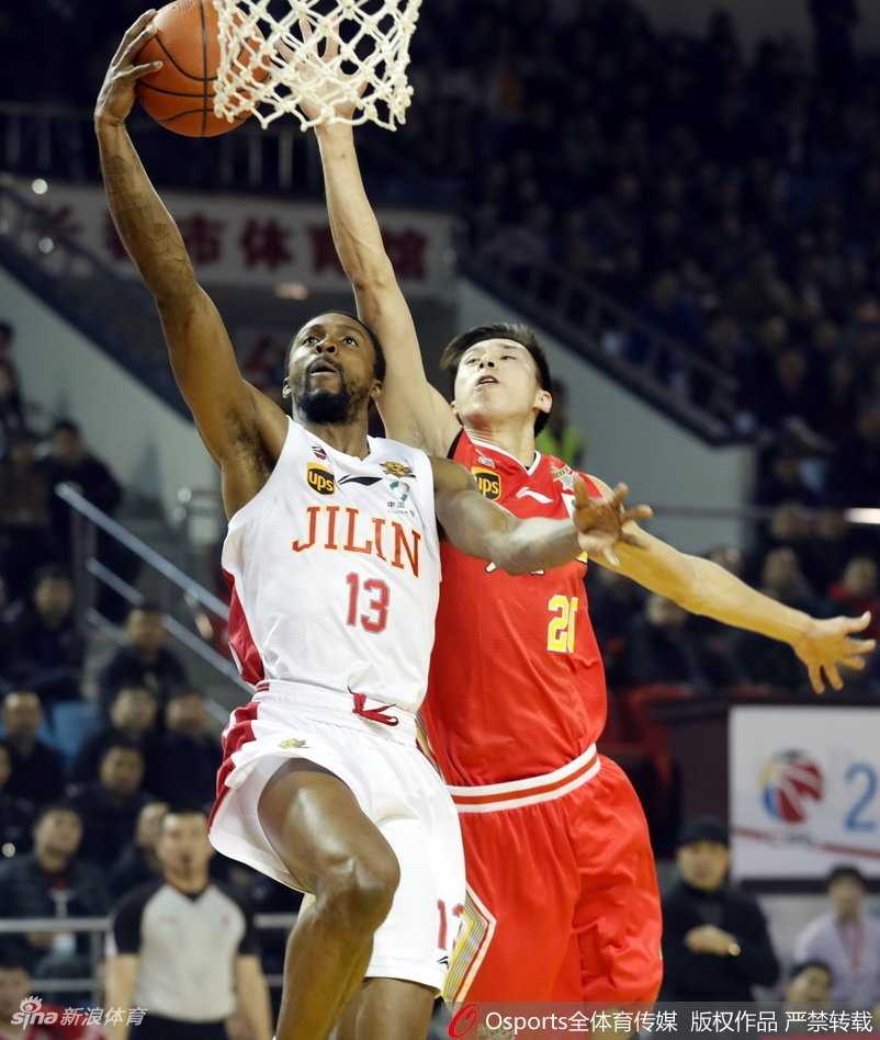 吉林男篮主场力克八一,兰德里韦弗联手斩获赛季首胜 “神鸟”兰德里在八一队张祖铭的严密防守下,依然凭借强悍的身体素质拼抢下篮板球,眼神中充满了对胜利的渴望。