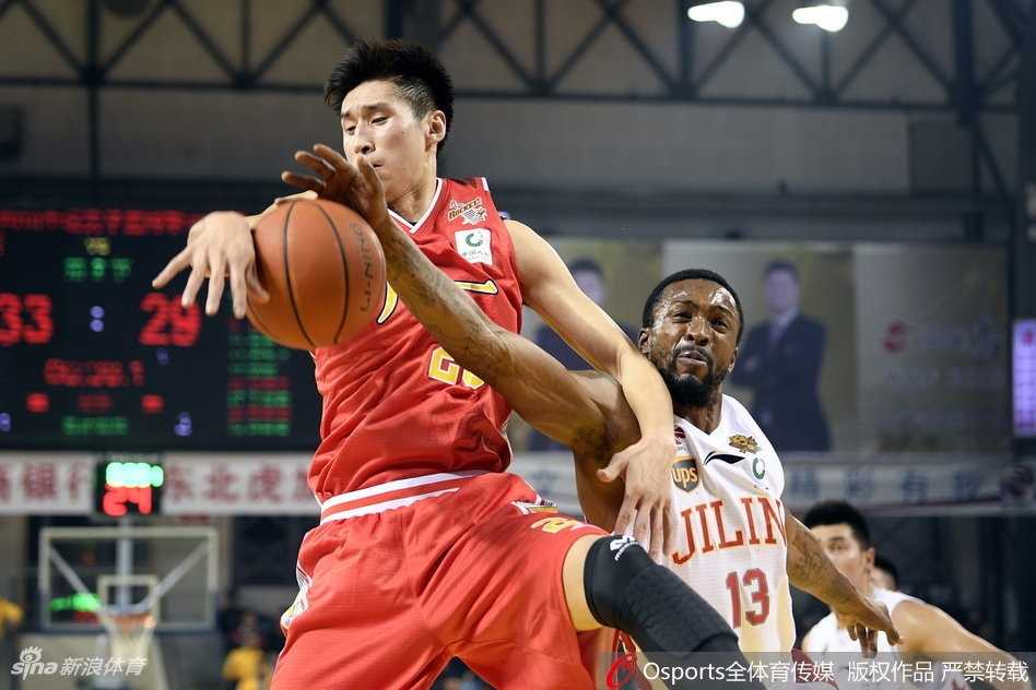 吉林男篮主场力克八一,兰德里韦弗联手斩获赛季首胜 吉林队外援韦弗面对八一队的严防死守,自信地跳起出手,篮球在空中划出一道美妙的弧线,直奔篮筐而去。