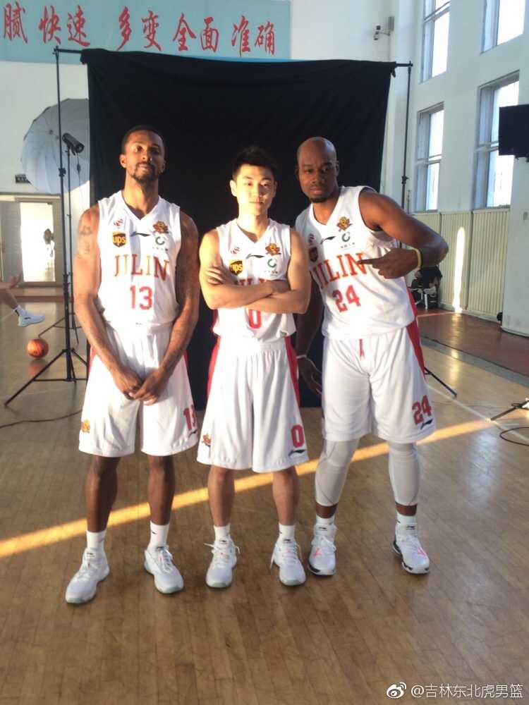 吉林男篮兰韦岩组合那段充满欢笑与战斗的赛季回忆 训练场上兰德里背身单打,韦弗在一旁随时准备接应,高诗岩专注地看着前方,三人之间无声的默契仿佛在为新赛季的冲锋积蓄力量。