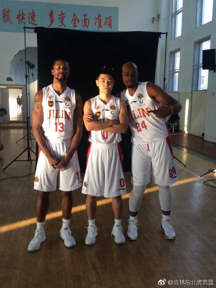 吉林男篮兰韦岩组合那段充满欢笑与战斗的赛季回忆 兰德里与韦弗两位火箭旧将重逢在吉林,高诗岩面带青涩笑容站在中间,三人的东北虎战袍格外醒目,一段全新的篮球旅程就此启程。