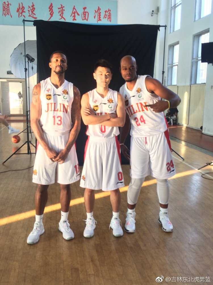 吉林男篮兰韦岩组合那段充满欢笑与战斗的赛季回忆 韦弗持球突破,眼神犀利;兰德里在身后用身体挡住防守人,高诗岩在远端随时准备接球,这一刻三人仿佛心意相通,目标直指胜利。