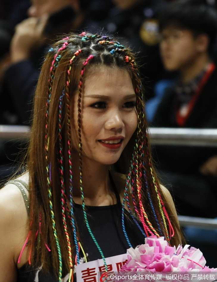 吉林男篮啦啦队长发飘飘 演绎赛场最美风景线 集体亮相时,宝贝们的长发如波浪般此起彼伏,她们手举助威花,用最灿烂的笑容为吉林男篮加油打气。