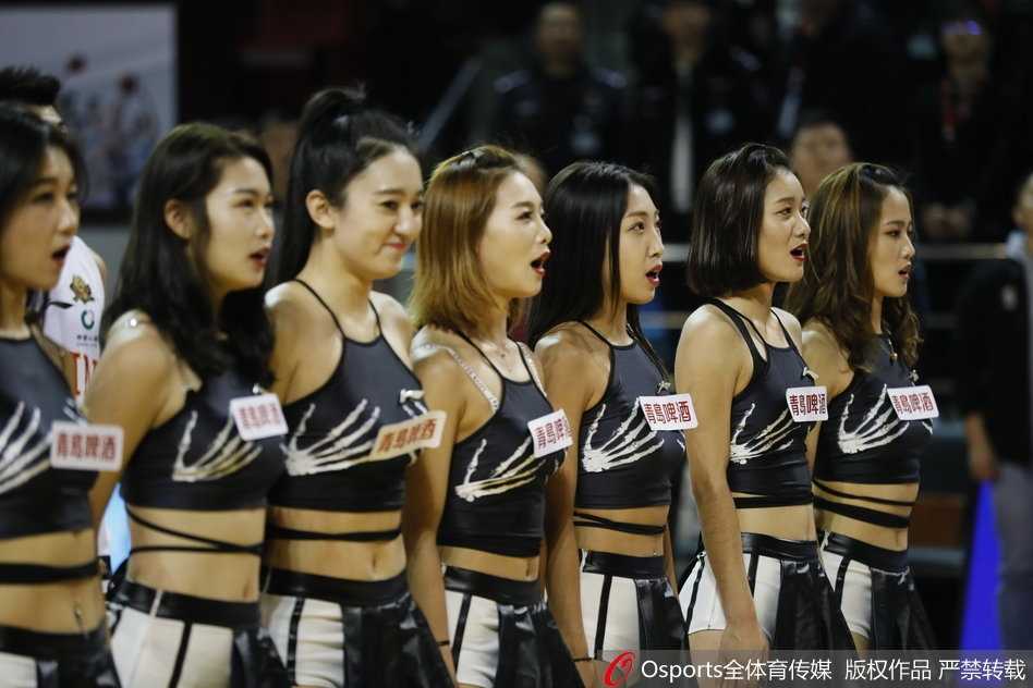 吉林男篮啦啦队长发飘飘 演绎赛场最美风景线 表演高潮时刻,队员奋力跃起,长发在灯光下勾勒出金色轮廓,整个画面定格在青春与激情碰撞的瞬间。