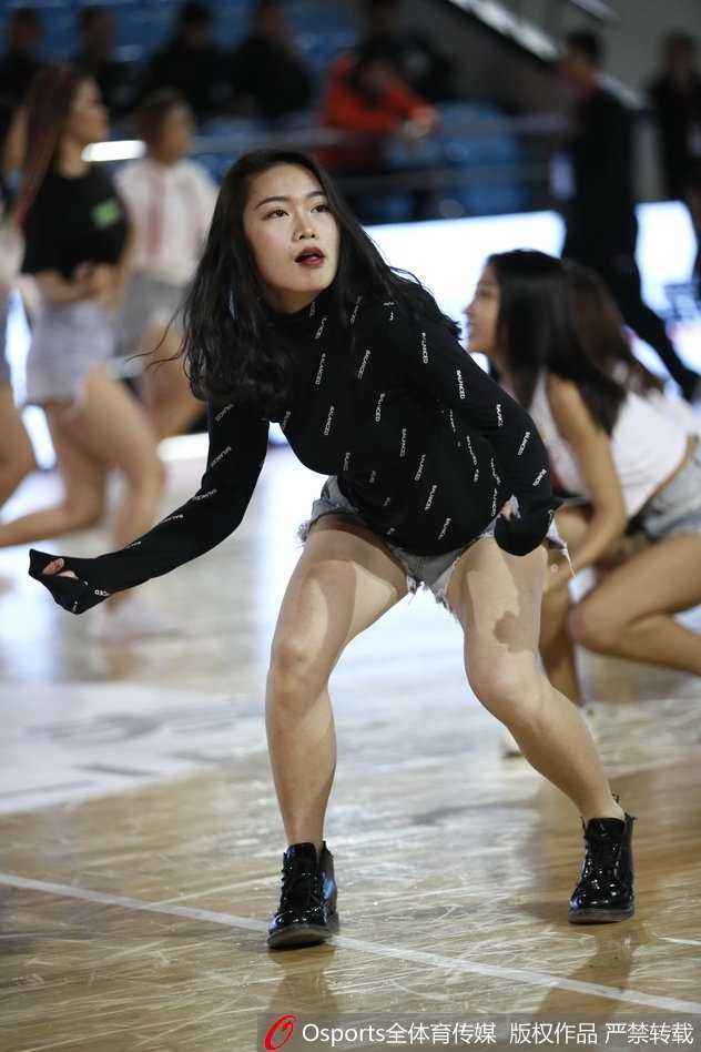 吉林男篮啦啦队长发飘飘 演绎赛场最美风景线 动感节奏中,长发如黑色的瀑布般倾泻,队员们整齐划一的甩头动作,展现出训练有素的团队默契。