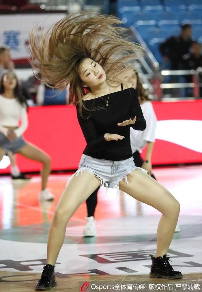 吉林男篮啦啦队长发飘飘 演绎赛场最美风景线 舞动瞬间,女孩的长发与流苏共同飞扬,刚劲有力的舞姿中带着女性的柔美,成为赛场边的视觉焦点。