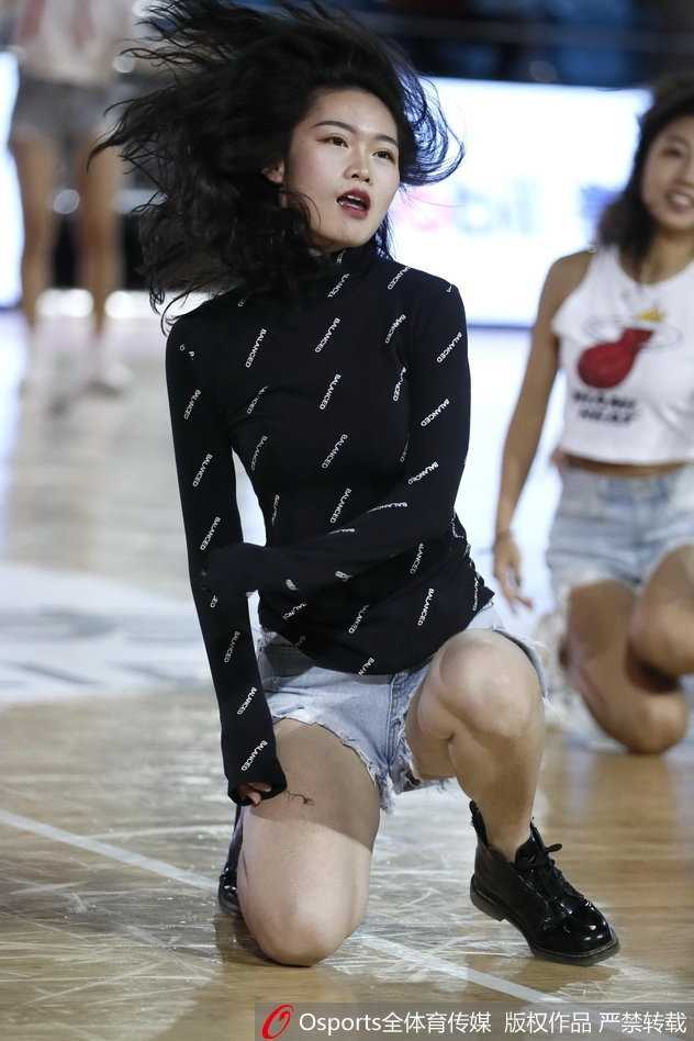 吉林男篮啦啦队长发飘飘 演绎赛场最美风景线 镜头特写下,一位宝贝的秀发如丝缎般顺滑,回眸瞬间发丝轻扬,甜美的笑容比舞蹈更让人沉醉。