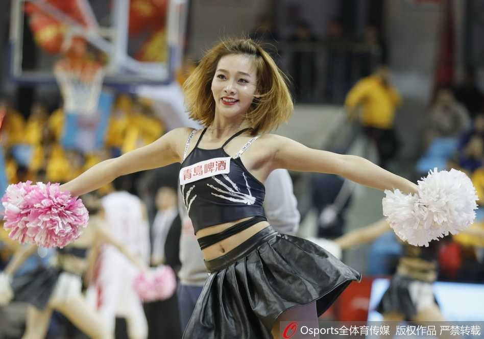 吉林男篮啦啦队长发飘飘 演绎赛场最美风景线 篮球宝贝们扎起高马尾,随着舞步轻盈跃动,发梢在空中划出金色弧线,洋溢着青春的动感气息。