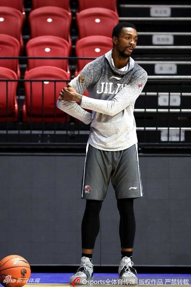 吉林男篮备战揭幕战气氛火热 “神鸟”兰德里训练场变身活宝逗乐全队 兰德里在训练暂停时扭头张望,眼神中透露出一丝狡黠,仿佛在盘算着下一个恶作剧的目标是谁。