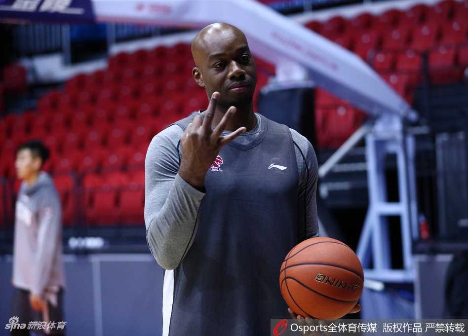 吉林男篮备战揭幕战气氛火热 “神鸟”兰德里训练场变身活宝逗乐全队 训练结束拉伸环节,兰德里一边压腿一边露出狡黠笑容,搞怪不断,将训练场变成了他的个人脱口秀舞台。