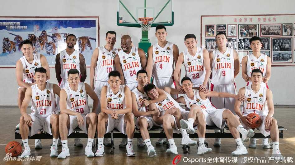 兰德里在镜头前做出夸张的鬼脸，双手比出摇滚手势，眼神里全是戏，仿佛在说‘看我帅不帅’，逗得旁边的工作人员哈哈大笑。