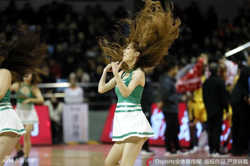 吉林篮球宝贝热力四射,赛场瞬间燃爆春城冬夜 整齐划一的舞蹈动作,队员们身姿矫健,宛如冬日里的一把火