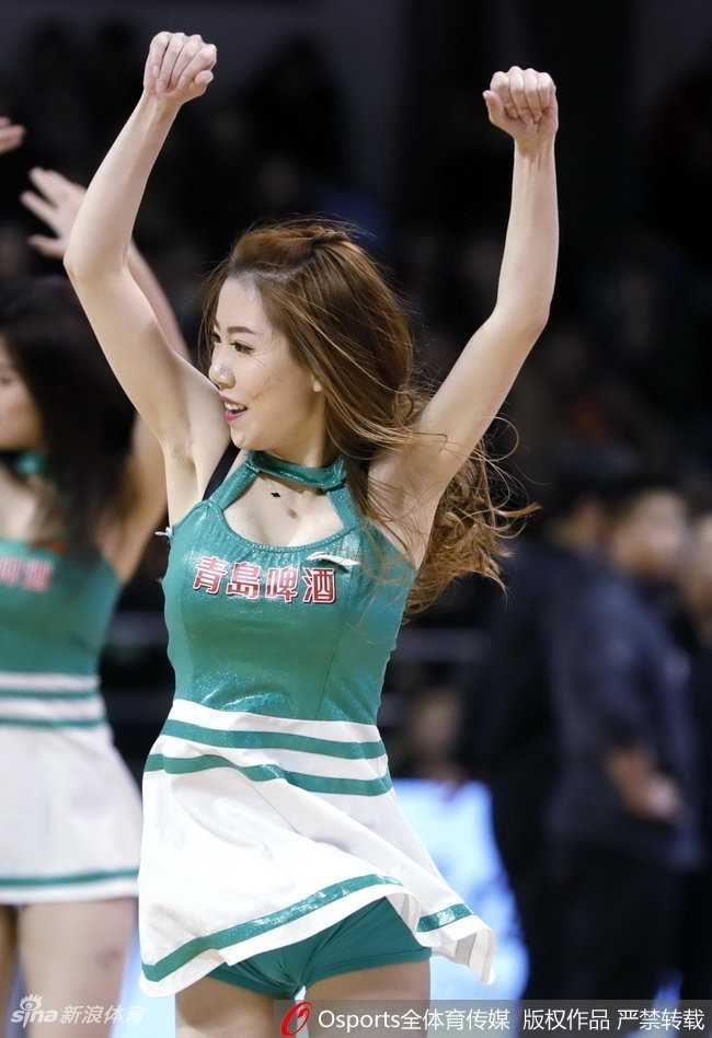 吉林篮球宝贝热力四射,赛场瞬间燃爆春城冬夜 镜头捕捉到一位队员高高跃起的瞬间,充满力量与美感