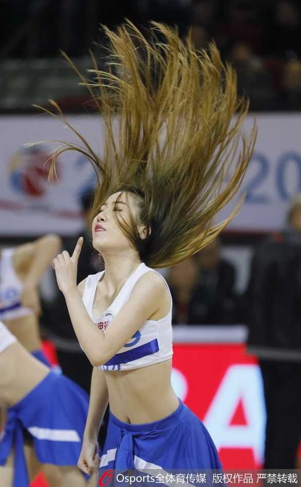 吉林篮球宝贝:寒冬里的火热舞姿,闪耀东北虎主场 一位领舞的篮球宝贝眼神专注而自信,她侧身凝视,展现出完美的身体曲线和扎实的舞蹈功底,身后的队友们整齐列队,构成了赛前最令人期待的预热画面。