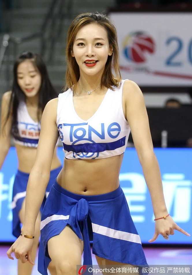 吉林篮球宝贝:寒冬里的火热舞姿,闪耀东北虎主场 一位篮球宝贝背对镜头,却回眸一笑,高扎的马尾辫和精致的侧颜在聚光灯下勾勒出迷人的轮廓,展现出篮球宝贝自信而迷人的风采。