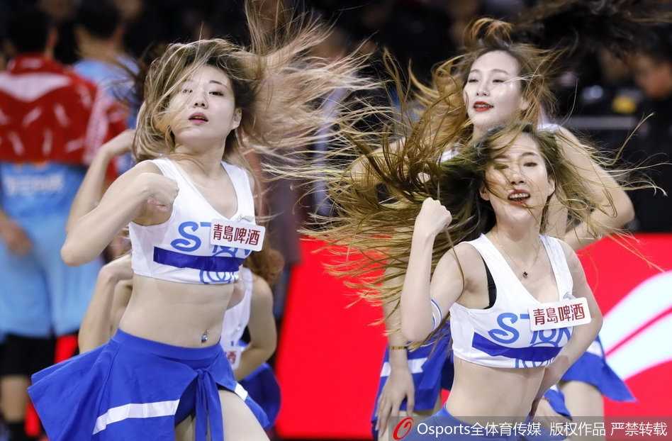 吉林篮球宝贝:寒冬里的火热舞姿,闪耀东北虎主场 中场休息时,篮球宝贝们摆出整齐的队形,她们动作舒展,面带微笑,在球馆的灯光下显得格外耀眼,让紧张激烈的比赛间隙充满了轻松和愉悦。