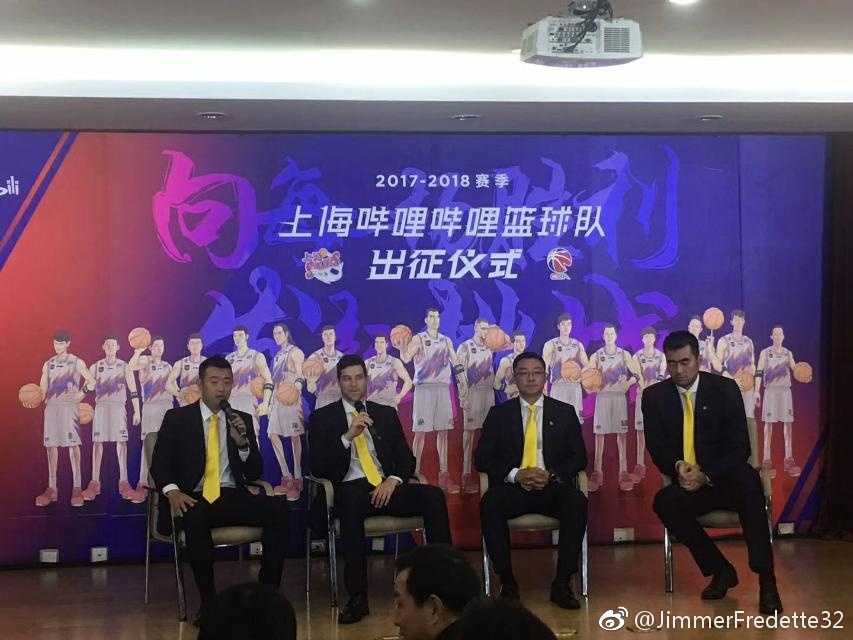 吉默·弗雷戴特与上海大鲨鱼的未了情缘 在聚光灯下,弗雷戴特手持篮球,对着镜头露出标志性的自信微笑,仿佛在向对手宣告新赛季的王者的归来。