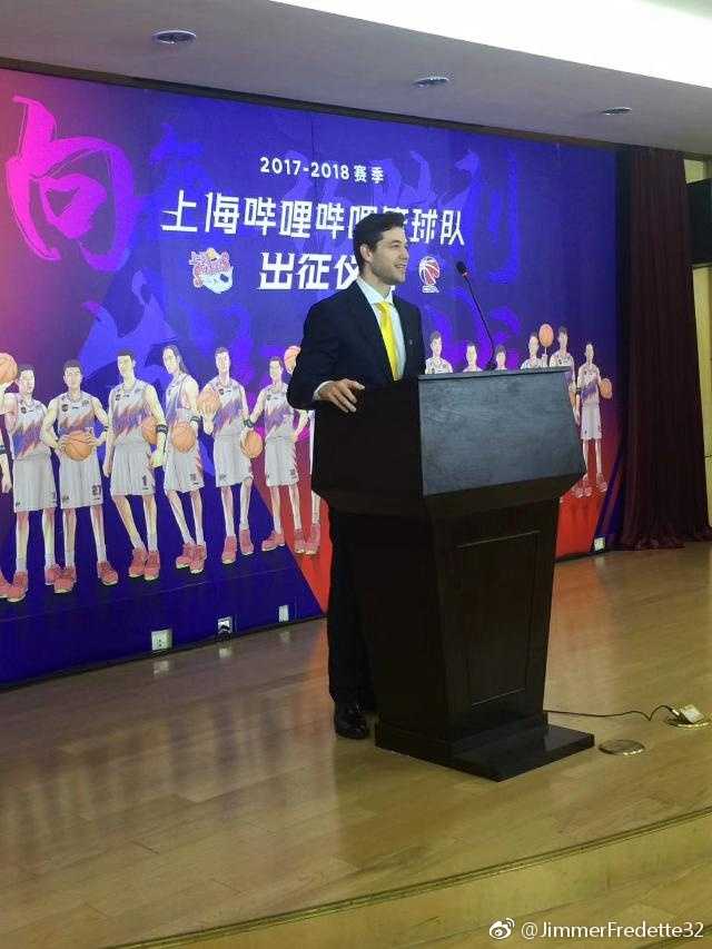 吉默·弗雷戴特与上海大鲨鱼的未了情缘 在轻松的氛围中,弗雷戴特与上海男篮的吉祥物击掌互动,他开怀大笑,露出了洁白的牙齿,将媒体日的欢乐气氛推向了高潮。