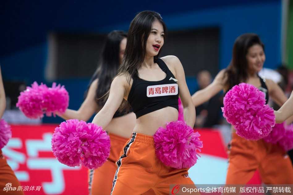镜头拉近，一位同曦啦啦队员脸上洋溢着灿烂的笑容，健康的肤色与自信的神情展现出当代大学生的青春风采