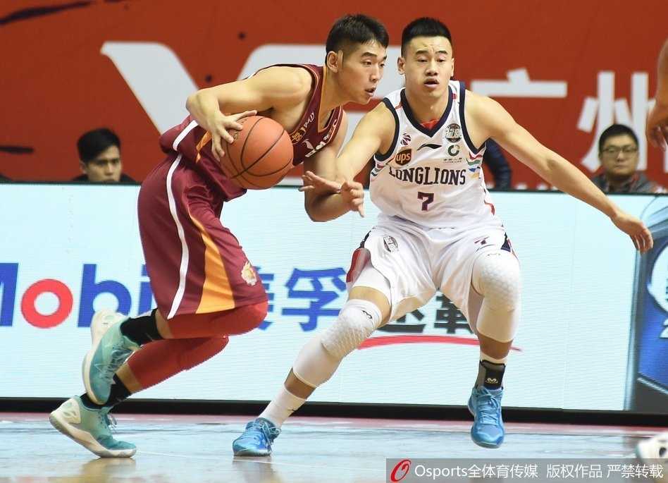 吴前三十一分独木难支,克里斯顿压哨打板绝杀广州险胜浙江 克里斯顿命中压哨绝杀后,广州队球员疯狂冲进场内拥抱庆祝,汉斯布鲁激动地挥舞拳头,现场气氛达到顶点